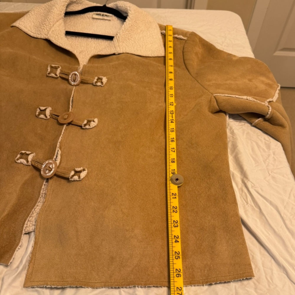 🧸 Camel Faux-Shearling Toggle Jacket | Natalie & Me | Cozy Fall/Winter Classic - Picture 4 of 9